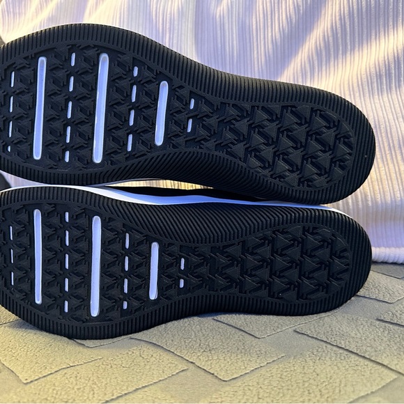 NIKE MC TRAINER - Black / White NIB - Picture 6 of 6